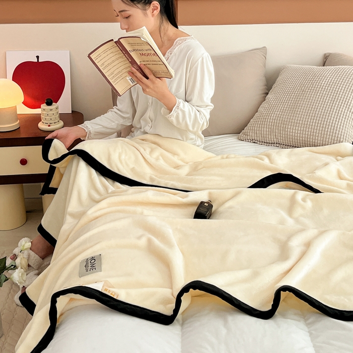 91家纺网 家纺一手货源 找家纺 穆琪 2025年新款牛奶绒盖毯 400克高克重云貂绒毛毯宽包边法莱绒毯子 布丁黄