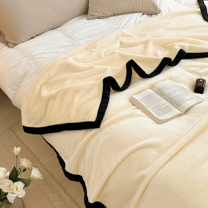 91家纺网 家纺一手货源 找家纺 穆琪 2025年新款牛奶绒盖毯 400克高克重云貂绒毛毯宽包边法莱绒毯子 布丁黄