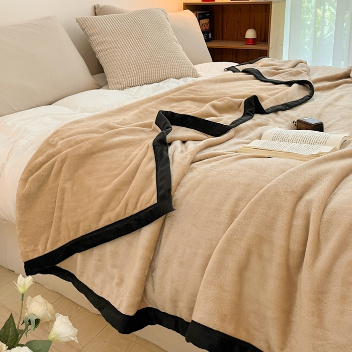 91家纺网 家纺一手货源 找家纺 穆琪 2025年新款牛奶绒盖毯 400克高克重云貂绒毛毯宽包边法莱绒毯子 卡其