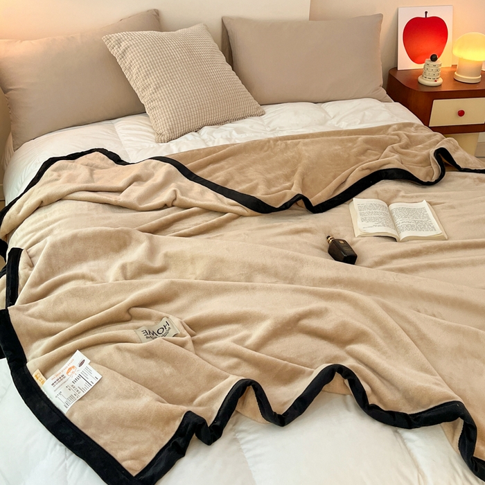 91家纺网 家纺一手货源 找家纺 穆琪 2025年新款牛奶绒盖毯 400克高克重云貂绒毛毯宽包边法莱绒毯子 卡其