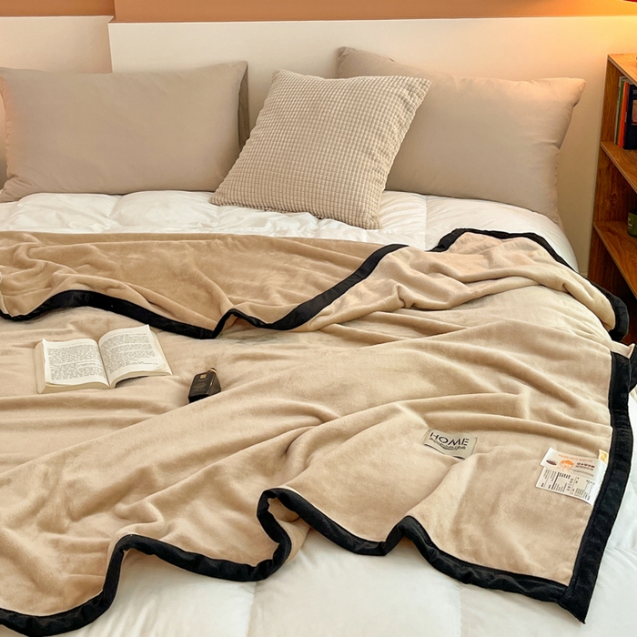 91家纺网 家纺一手货源 找家纺 穆琪 2025年新款牛奶绒盖毯 400克高克重云貂绒毛毯宽包边法莱绒毯子 卡其