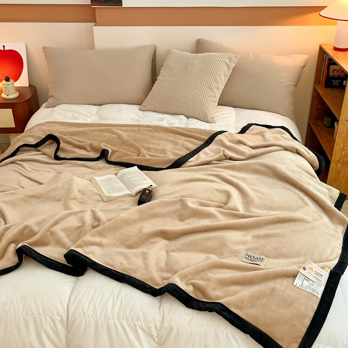 91家纺网 家纺一手货源 找家纺 穆琪 2025年新款牛奶绒盖毯 400克高克重云貂绒毛毯宽包边法莱绒毯子 卡其