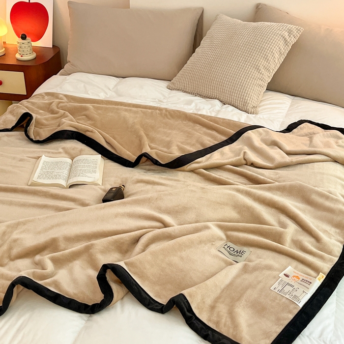 91家纺网 家纺一手货源 找家纺 穆琪 2025年新款牛奶绒盖毯 400克高克重云貂绒毛毯宽包边法莱绒毯子 卡其