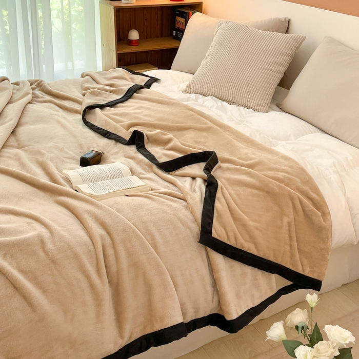 91家纺网 家纺一手货源 找家纺 穆琪 2025年新款牛奶绒盖毯 400克高克重云貂绒毛毯宽包边法莱绒毯子 卡其