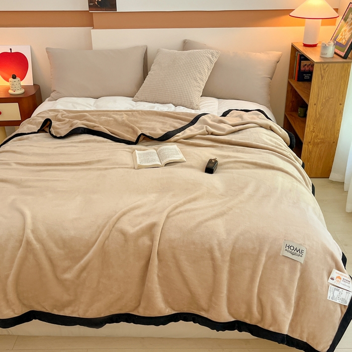 91家纺网 家纺一手货源 找家纺 穆琪 2025年新款牛奶绒盖毯 400克高克重云貂绒毛毯宽包边法莱绒毯子 卡其