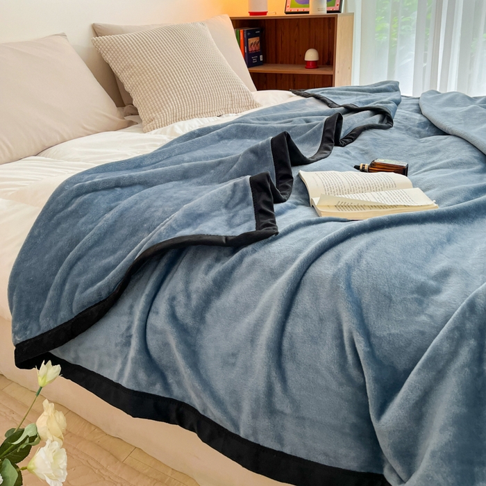 91家纺网 家纺一手货源 找家纺 穆琪 2025年新款牛奶绒盖毯 400克高克重云貂绒毛毯宽包边法莱绒毯子 蓝灰