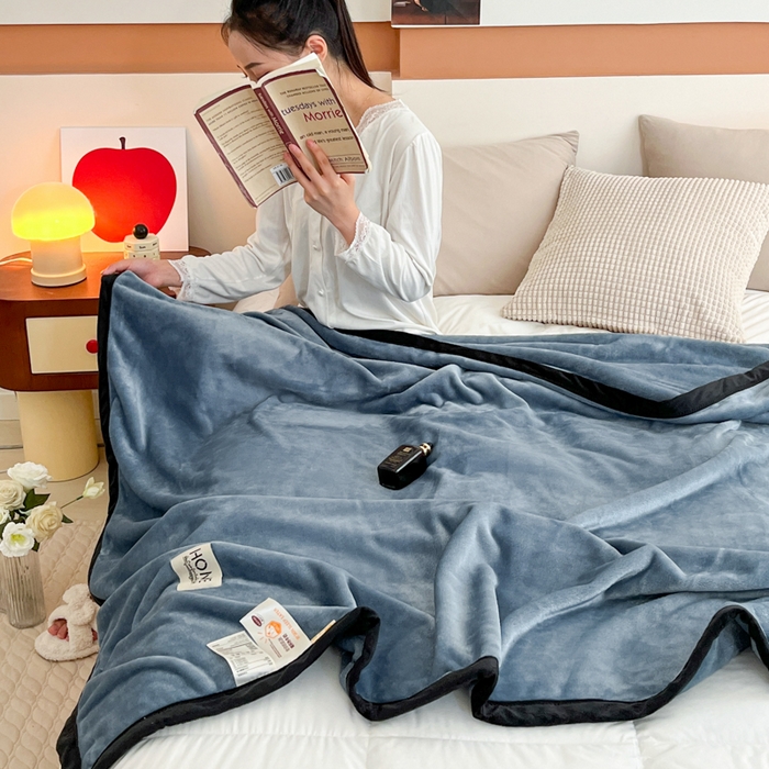 91家纺网 家纺一手货源 找家纺 穆琪 2025年新款牛奶绒盖毯 400克高克重云貂绒毛毯宽包边法莱绒毯子 蓝灰
