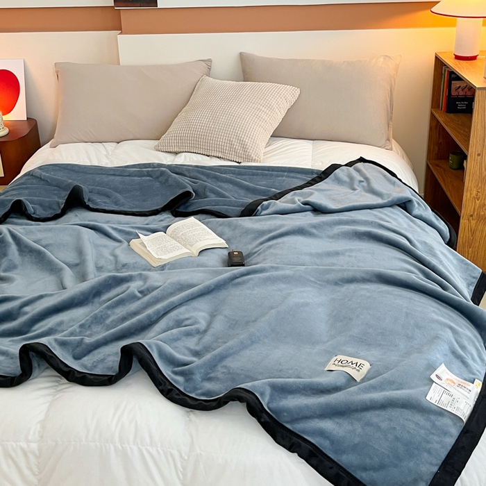 91家纺网 家纺一手货源 找家纺 穆琪 2025年新款牛奶绒盖毯 400克高克重云貂绒毛毯宽包边法莱绒毯子 蓝灰