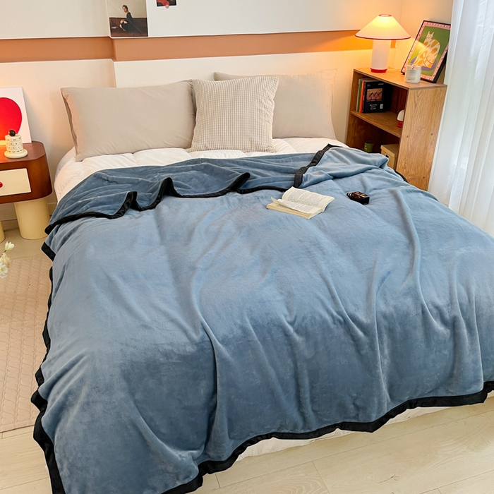 91家纺网 家纺一手货源 找家纺 穆琪 2025年新款牛奶绒盖毯 400克高克重云貂绒毛毯宽包边法莱绒毯子 蓝灰