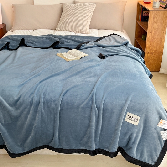 91家纺网 家纺一手货源 找家纺 穆琪 2025年新款牛奶绒盖毯 400克高克重云貂绒毛毯宽包边法莱绒毯子 蓝灰