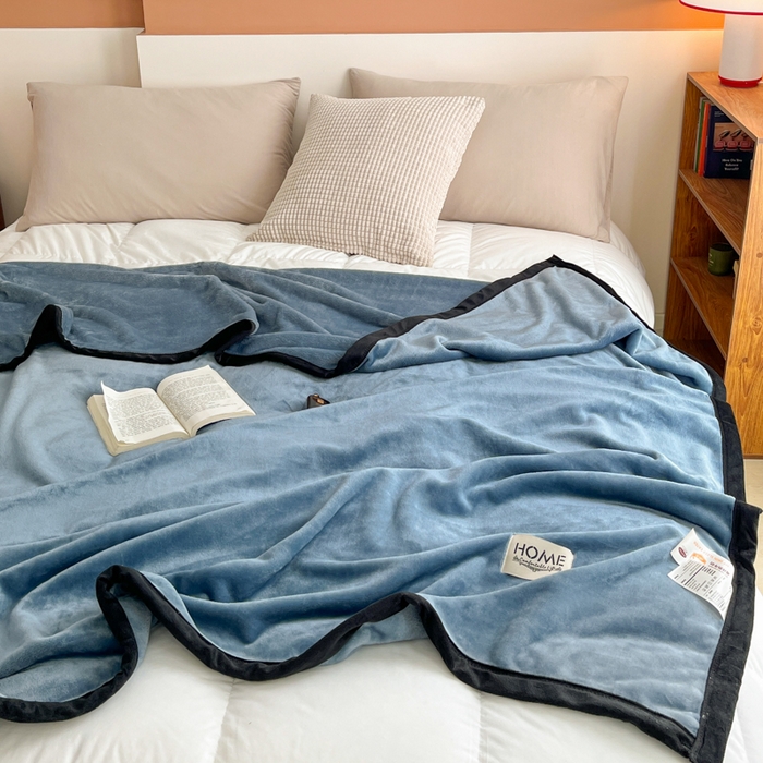 91家纺网 家纺一手货源 找家纺 穆琪 2025年新款牛奶绒盖毯 400克高克重云貂绒毛毯宽包边法莱绒毯子 蓝灰