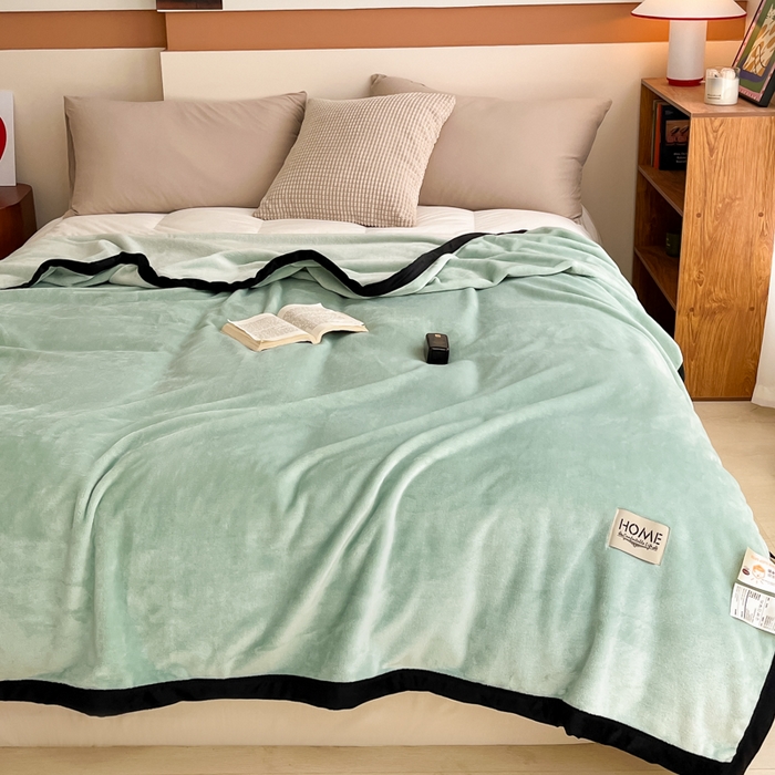 91家纺网 家纺一手货源 找家纺 穆琪 2025年新款牛奶绒盖毯 400克高克重云貂绒毛毯宽包边法莱绒毯子 莫兰迪绿