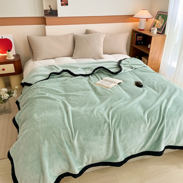 91家纺网 家纺一手货源 找家纺 穆琪 2025年新款牛奶绒盖毯 400克高克重云貂绒毛毯宽包边法莱绒毯子 莫兰迪绿