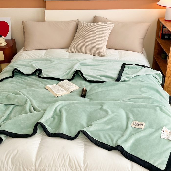 91家纺网 家纺一手货源 找家纺 穆琪 2025年新款牛奶绒盖毯 400克高克重云貂绒毛毯宽包边法莱绒毯子 莫兰迪绿