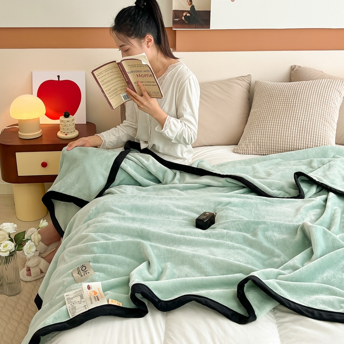 91家纺网 家纺一手货源 找家纺 穆琪 2025年新款牛奶绒盖毯 400克高克重云貂绒毛毯宽包边法莱绒毯子 莫兰迪绿