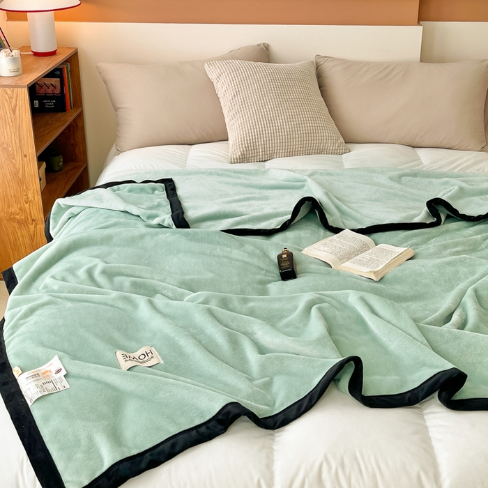 91家纺网 家纺一手货源 找家纺 穆琪 2025年新款牛奶绒盖毯 400克高克重云貂绒毛毯宽包边法莱绒毯子 莫兰迪绿