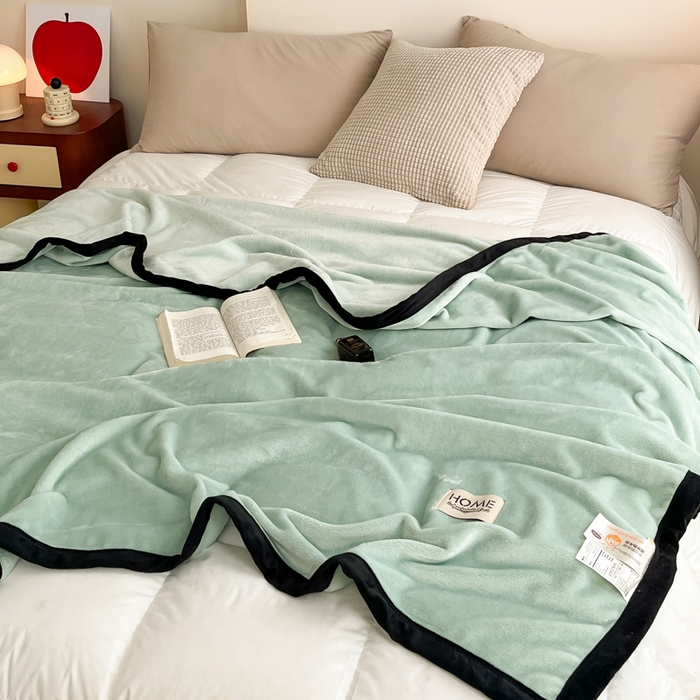 91家纺网 家纺一手货源 找家纺 穆琪 2025年新款牛奶绒盖毯 400克高克重云貂绒毛毯宽包边法莱绒毯子 莫兰迪绿