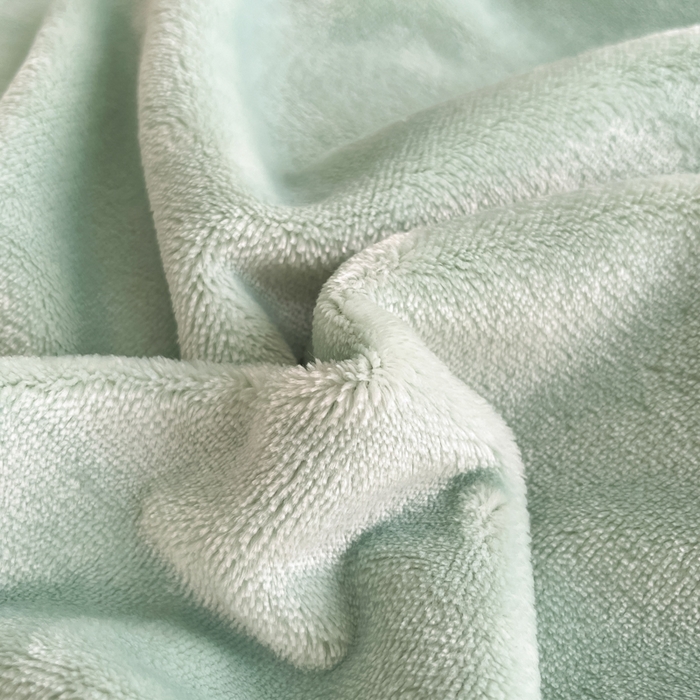 91家纺网 家纺一手货源 找家纺 穆琪 2025年新款牛奶绒盖毯 400克高克重云貂绒毛毯宽包边法莱绒毯子 莫兰迪绿