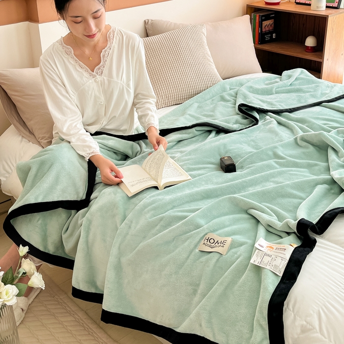 91家纺网 家纺一手货源 找家纺 穆琪 2025年新款牛奶绒盖毯 400克高克重云貂绒毛毯宽包边法莱绒毯子 莫兰迪绿