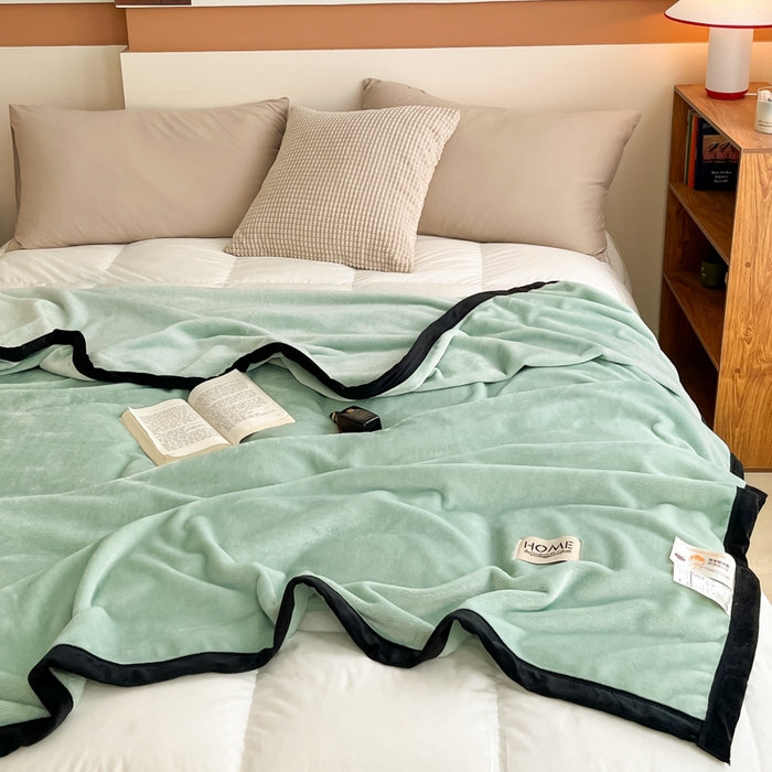 91家纺网 家纺一手货源 找家纺 穆琪 2025年新款牛奶绒盖毯 400克高克重云貂绒毛毯宽包边法莱绒毯子 莫兰迪绿