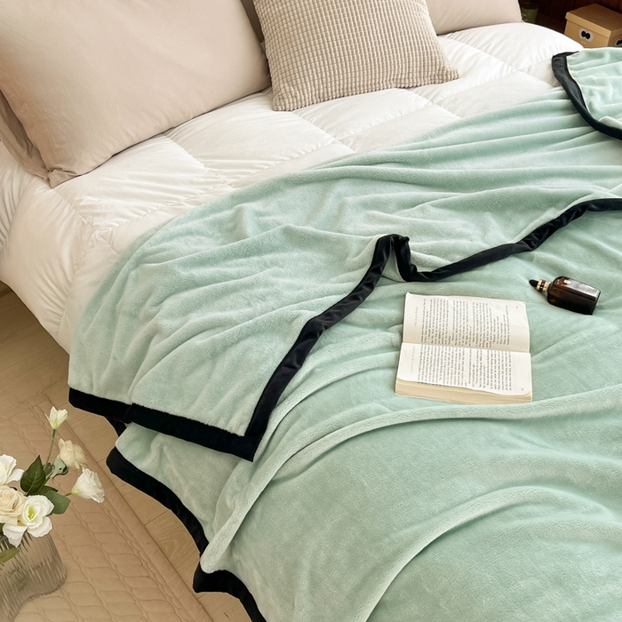 91家纺网 家纺一手货源 找家纺 穆琪 2025年新款牛奶绒盖毯 400克高克重云貂绒毛毯宽包边法莱绒毯子 莫兰迪绿