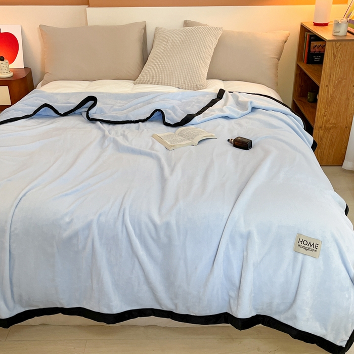 91家纺网 家纺一手货源 找家纺 穆琪 2025年新款牛奶绒盖毯 400克高克重云貂绒毛毯宽包边法莱绒毯子 天空蓝