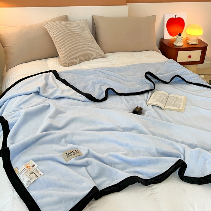 91家纺网 家纺一手货源 找家纺 穆琪 2025年新款牛奶绒盖毯 400克高克重云貂绒毛毯宽包边法莱绒毯子 天空蓝