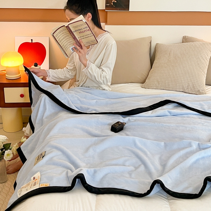 91家纺网 家纺一手货源 找家纺 穆琪 2025年新款牛奶绒盖毯 400克高克重云貂绒毛毯宽包边法莱绒毯子 天空蓝