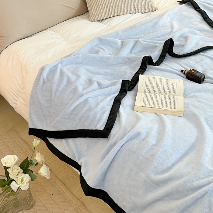 91家纺网 家纺一手货源 找家纺 穆琪 2025年新款牛奶绒盖毯 400克高克重云貂绒毛毯宽包边法莱绒毯子 天空蓝