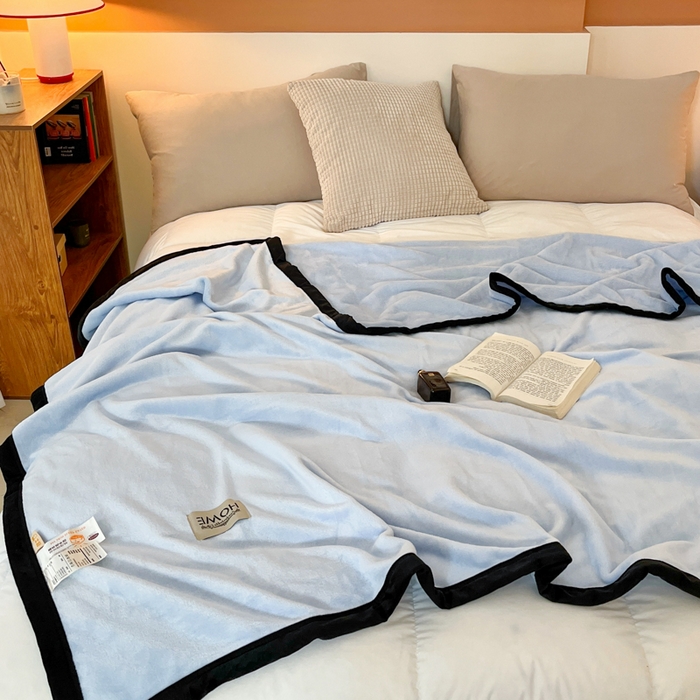 91家纺网 家纺一手货源 找家纺 穆琪 2025年新款牛奶绒盖毯 400克高克重云貂绒毛毯宽包边法莱绒毯子 天空蓝