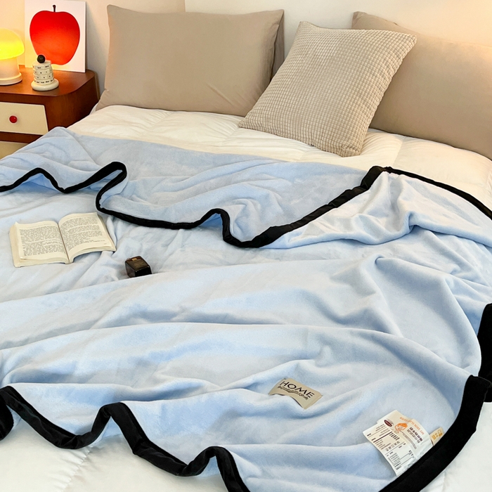 91家纺网 家纺一手货源 找家纺 穆琪 2025年新款牛奶绒盖毯 400克高克重云貂绒毛毯宽包边法莱绒毯子 天空蓝