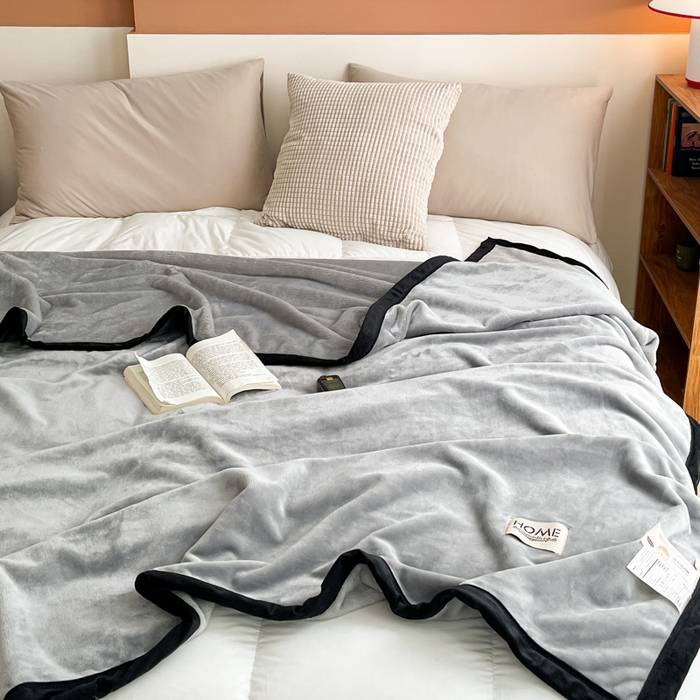 91家纺网 家纺一手货源 找家纺 穆琪 2025年新款牛奶绒盖毯 400克高克重云貂绒毛毯宽包边法莱绒毯子 烟灰