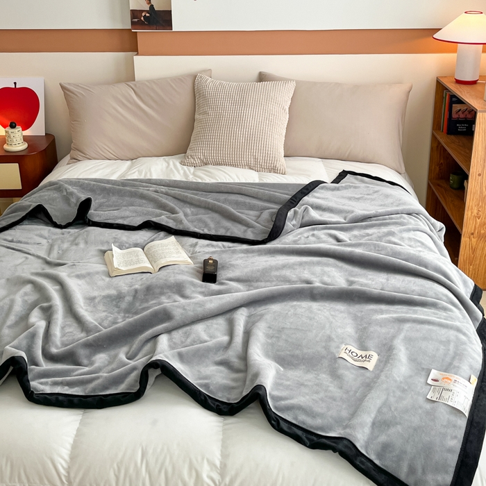 91家纺网 家纺一手货源 找家纺 穆琪 2025年新款牛奶绒盖毯 400克高克重云貂绒毛毯宽包边法莱绒毯子 烟灰