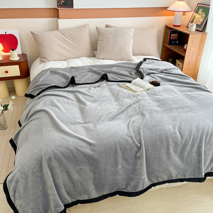 91家纺网 家纺一手货源 找家纺 穆琪 2025年新款牛奶绒盖毯 400克高克重云貂绒毛毯宽包边法莱绒毯子 烟灰