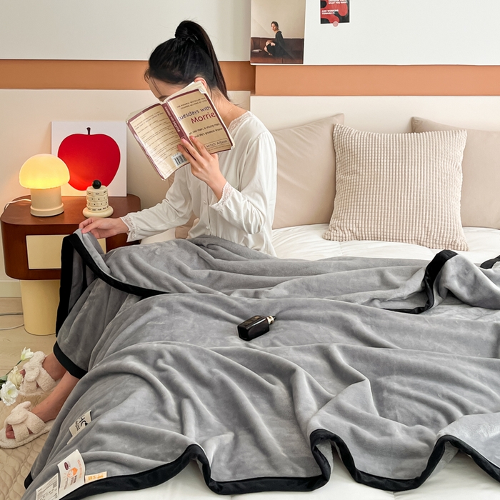 91家纺网 家纺一手货源 找家纺 穆琪 2025年新款牛奶绒盖毯 400克高克重云貂绒毛毯宽包边法莱绒毯子 烟灰