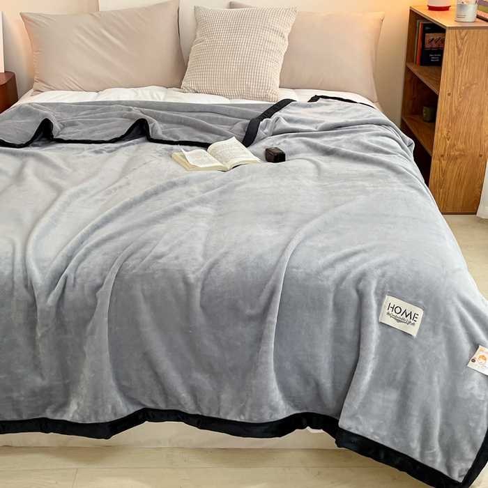 91家纺网 家纺一手货源 找家纺 穆琪 2025年新款牛奶绒盖毯 400克高克重云貂绒毛毯宽包边法莱绒毯子 烟灰