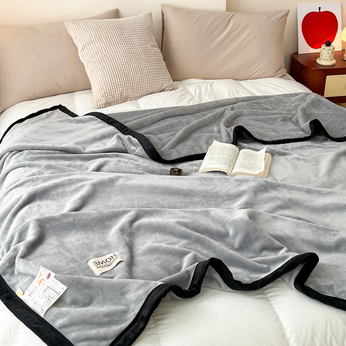 91家纺网 家纺一手货源 找家纺 穆琪 2025年新款牛奶绒盖毯 400克高克重云貂绒毛毯宽包边法莱绒毯子 烟灰