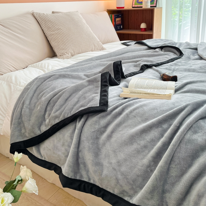 91家纺网 家纺一手货源 找家纺 穆琪 2025年新款牛奶绒盖毯 400克高克重云貂绒毛毯宽包边法莱绒毯子 烟灰