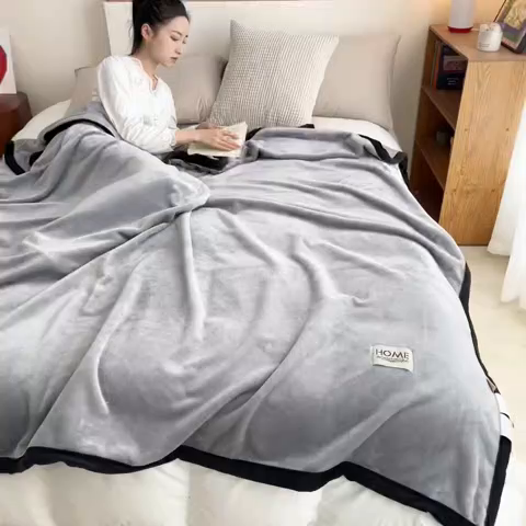 91家纺网 家纺一手货源 找家纺 穆琪 2025年新款牛奶绒盖毯 400克高克重云貂绒毛毯宽包边法莱绒毯子 烟灰