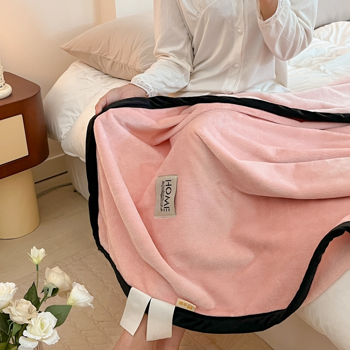 91家纺网 家纺一手货源 找家纺 穆琪 2025年新款牛奶绒盖毯 400克高克重云貂绒毛毯宽包边法莱绒毯子 樱桃粉