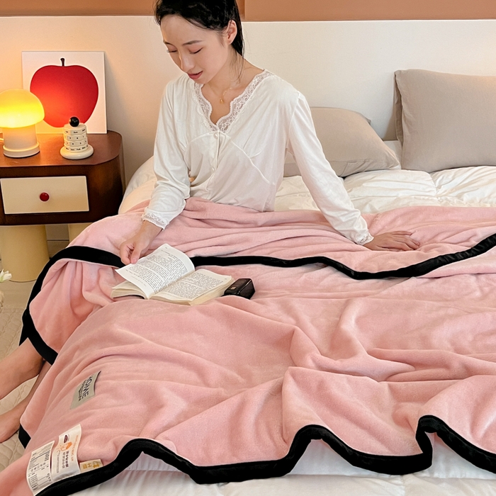 91家纺网 家纺一手货源 找家纺 穆琪 2025年新款牛奶绒盖毯 400克高克重云貂绒毛毯宽包边法莱绒毯子 樱桃粉