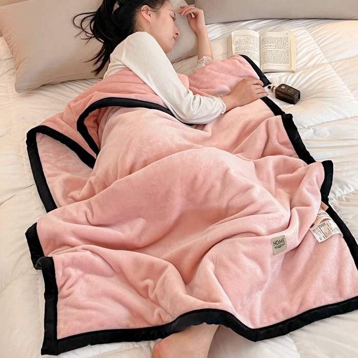 91家纺网 家纺一手货源 找家纺 穆琪 2025年新款牛奶绒盖毯 400克高克重云貂绒毛毯宽包边法莱绒毯子 樱桃粉