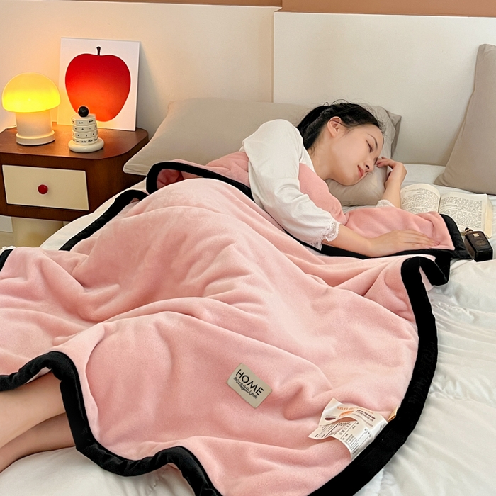 91家纺网 家纺一手货源 找家纺 穆琪 2025年新款牛奶绒盖毯 400克高克重云貂绒毛毯宽包边法莱绒毯子 樱桃粉