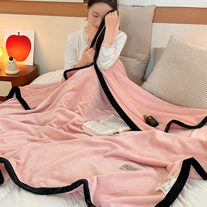 91家纺网 家纺一手货源 找家纺 穆琪 2025年新款牛奶绒盖毯 400克高克重云貂绒毛毯宽包边法莱绒毯子 樱桃粉