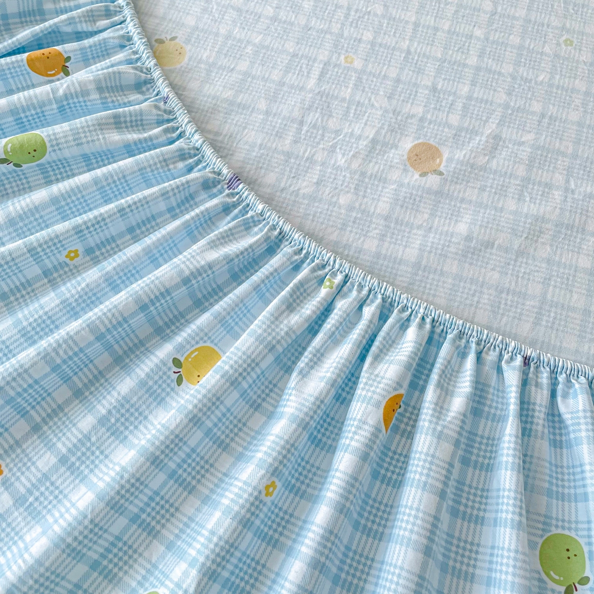 91家纺网 家纺一手货源 找家纺 首爱家纺 2025新款木棉双层纱印花床笠 格子橙-蓝