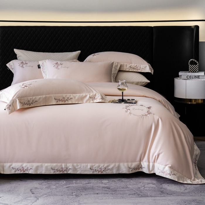 91家纺网 家纺一手货源 找家纺 卡姿家纺 2025秋冬60支长绒棉全棉纯棉女奢温柔刺绣四件套— 奥莉雅 奥莉雅-雅灰粉