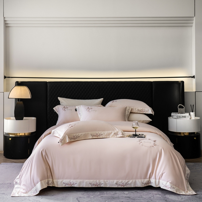 91家纺网 家纺一手货源 找家纺 卡姿家纺 2025秋冬60支长绒棉全棉纯棉女奢温柔刺绣四件套— 奥莉雅 奥莉雅-雅灰粉