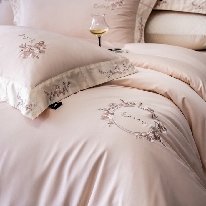 91家纺网 家纺一手货源 找家纺 卡姿家纺 2025秋冬60支长绒棉全棉纯棉女奢温柔刺绣四件套— 奥莉雅 奥莉雅-雅灰粉