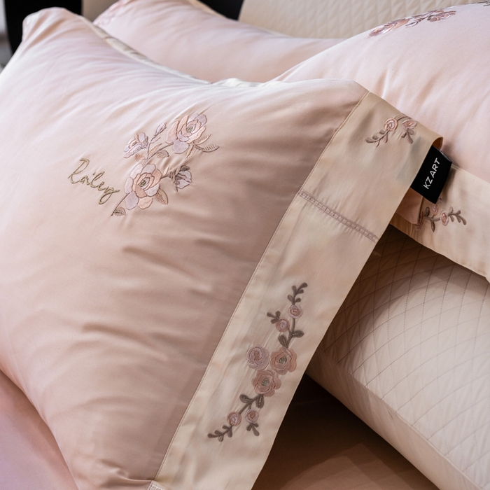 91家纺网 家纺一手货源 找家纺 卡姿家纺 2025秋冬60支长绒棉全棉纯棉女奢温柔刺绣四件套— 奥莉雅 奥莉雅-雅灰粉