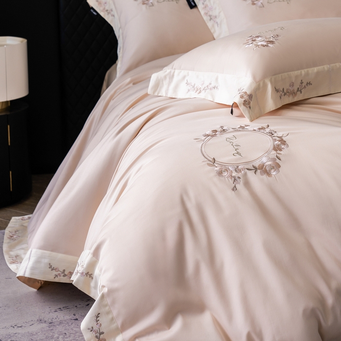 91家纺网 家纺一手货源 找家纺 卡姿家纺 2025秋冬60支长绒棉全棉纯棉女奢温柔刺绣四件套— 奥莉雅 奥莉雅-雅灰粉